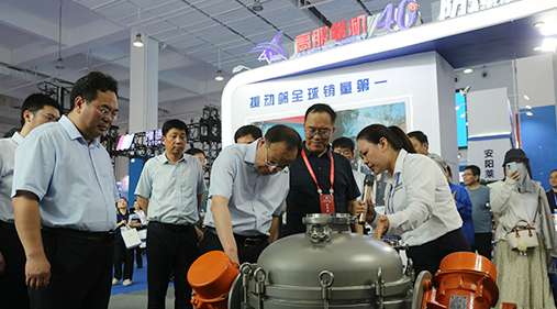 中原農(nóng)谷第二屆振動(dòng)機(jī)械產(chǎn)業(yè)博覽會(huì)盛大開(kāi)幕，新鄉(xiāng)市長(zhǎng)魏建平親臨高服展區(qū)指導(dǎo)工作