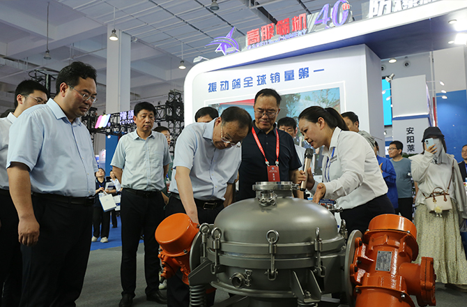 中原農(nóng)谷第二屆振動(dòng)機(jī)械產(chǎn)業(yè)博覽會(huì)盛大開幕，新鄉(xiāng)市長(zhǎng)魏建平親臨高服展區(qū)指導(dǎo)工作