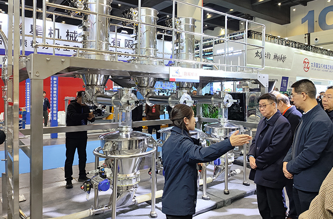 高服以“智能篩分系統(tǒng)+防爆解決方案”雙引擎驅(qū)動(dòng)制造業(yè)升級(jí)，獲工信部領(lǐng)導(dǎo)現(xiàn)場(chǎng)點(diǎn)贊